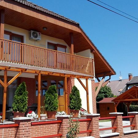 Marina-Buek Apartmanhaz Buitenkant foto