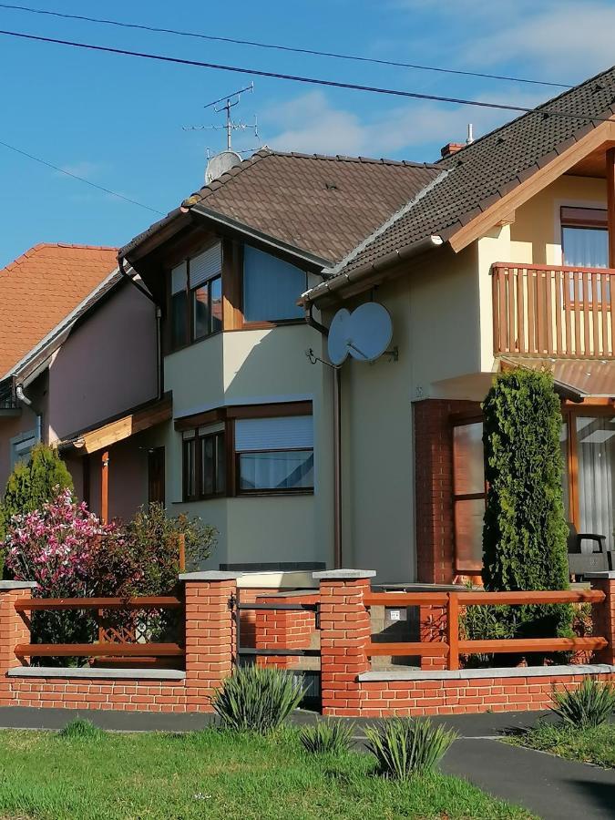 Marina-Buek Apartmanhaz Buitenkant foto