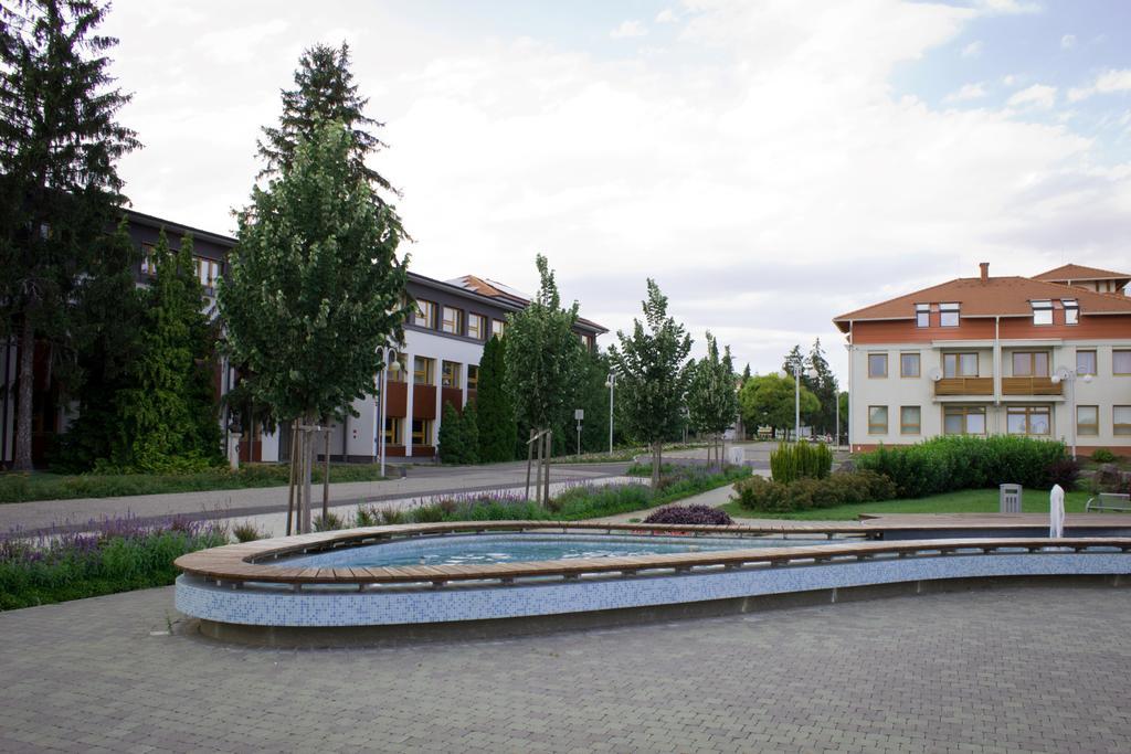 Marina-Buek Apartmanhaz Buitenkant foto