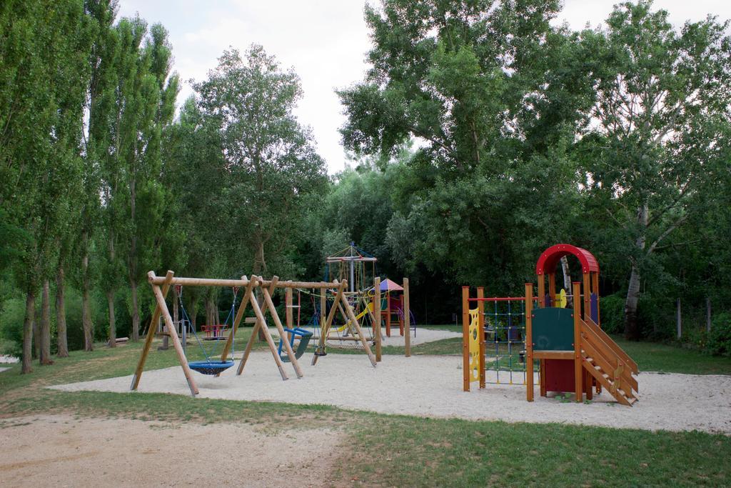 Marina-Buek Apartmanhaz Buitenkant foto