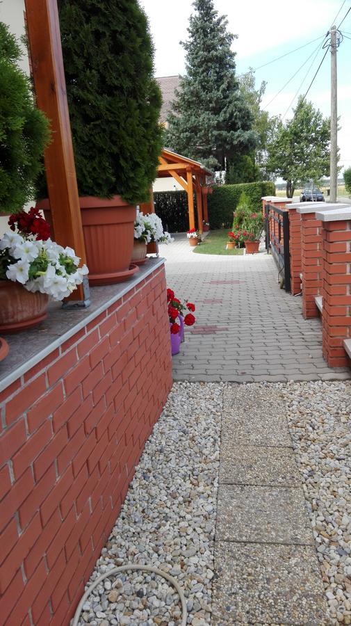 Marina-Buek Apartmanhaz Buitenkant foto