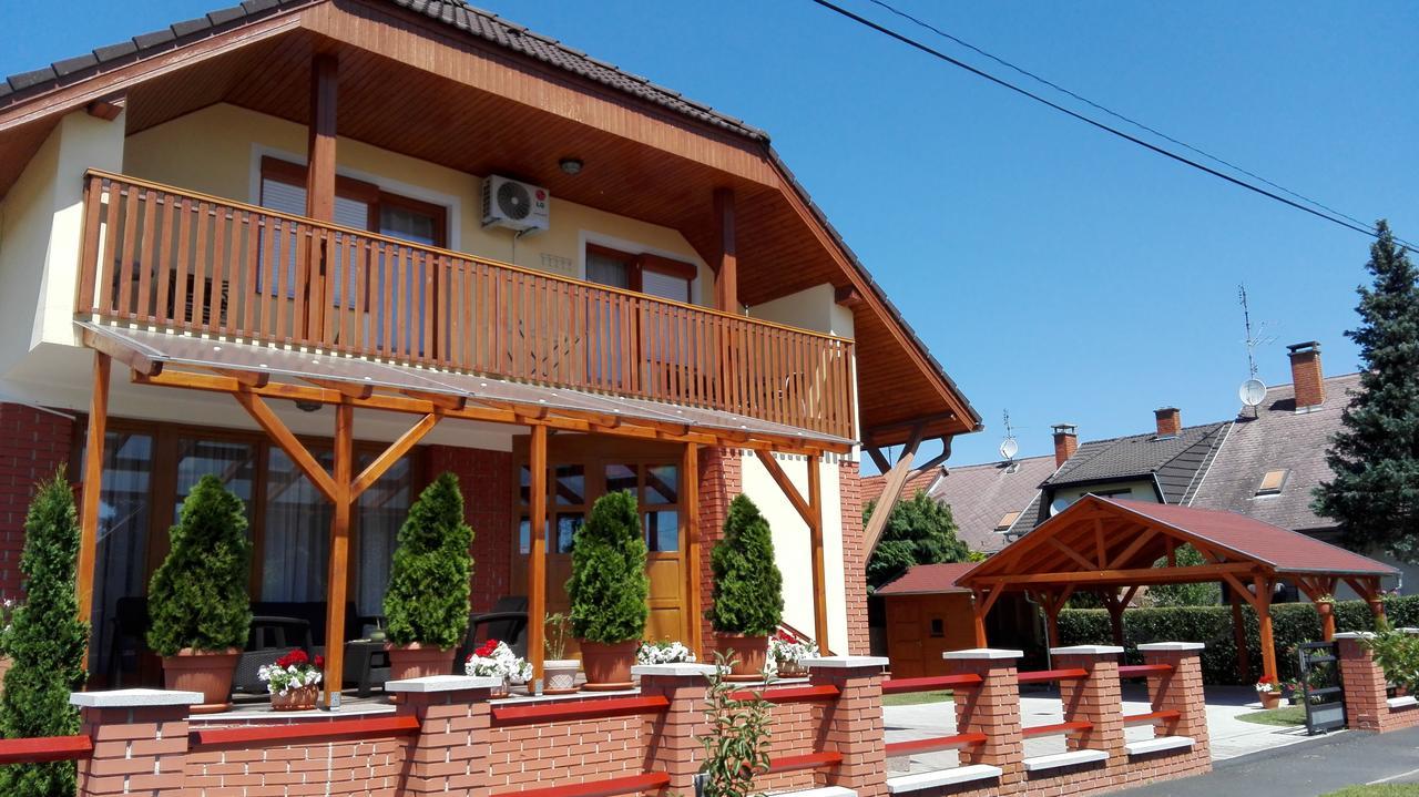 Marina-Buek Apartmanhaz Buitenkant foto