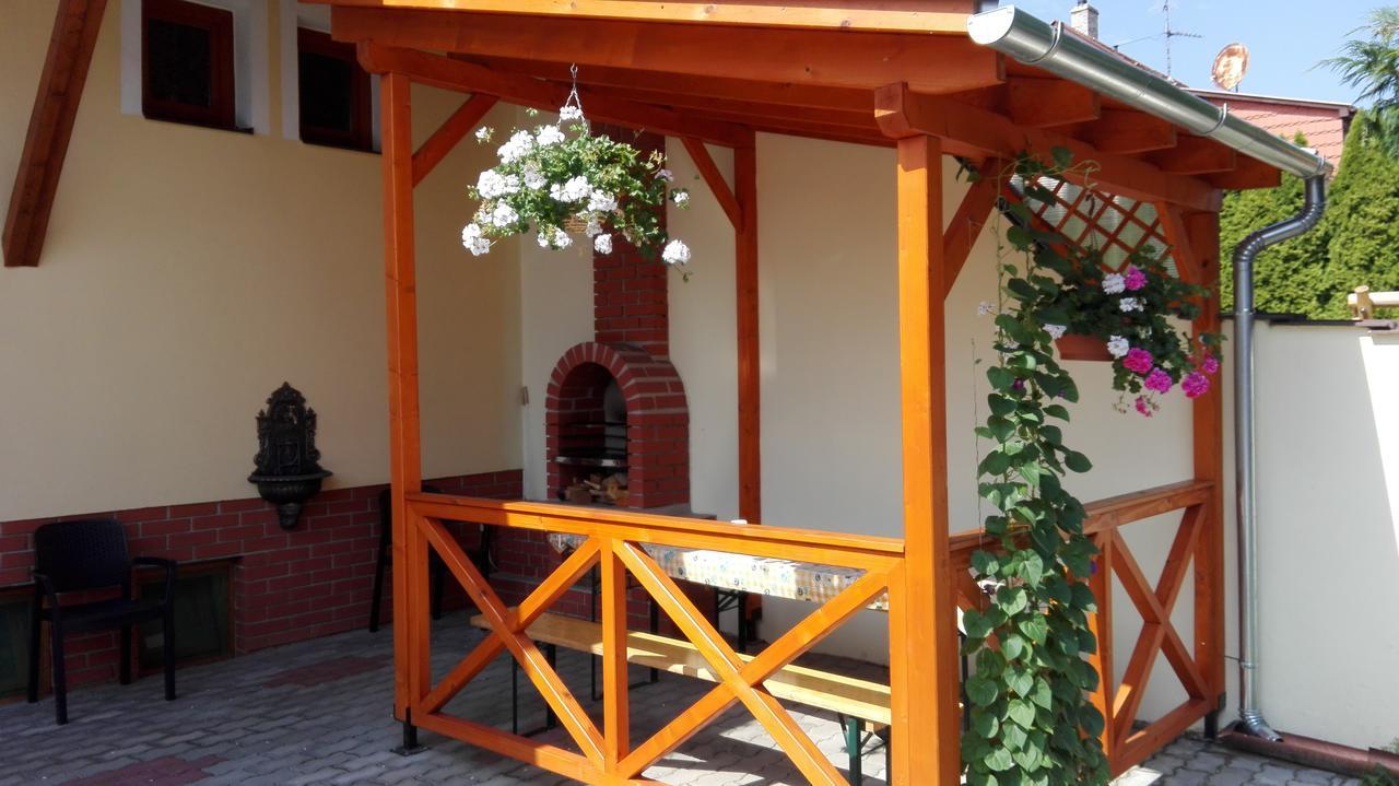 Marina-Buek Apartmanhaz Buitenkant foto